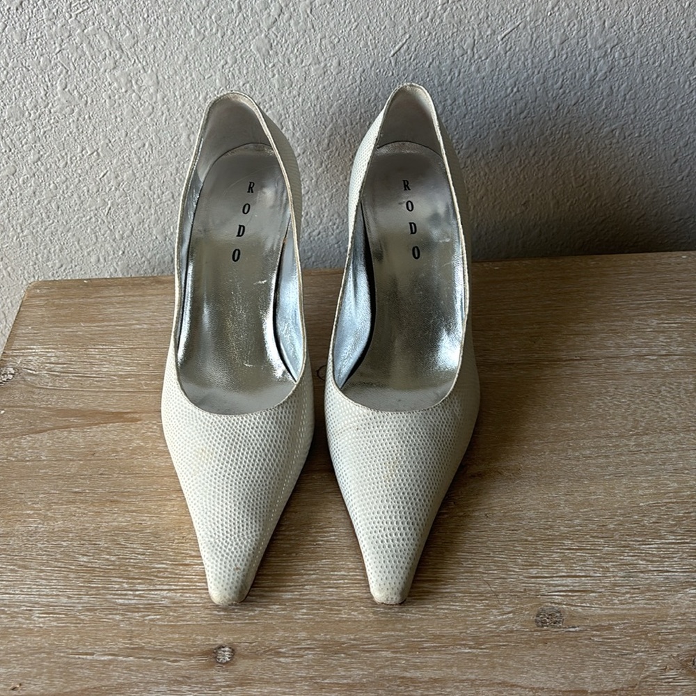 RODO Vintage White Metallic Pontes Toe Heels